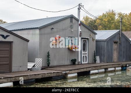 Auf Latsch Island in den Nebengewässern des Mississippi River in Winona, Minnesota, USA, gibt es eine Reihe alter Bootshäuser aus Aluminium oder Stahl. Stockfoto