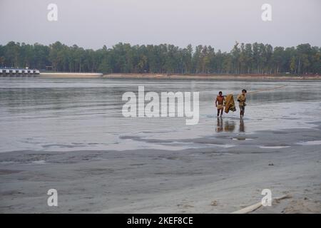 Mann, der im Fluss durch das Netz fischt Stockfoto