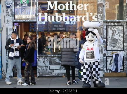 London, Großbritannien. 12.. November 2022. Vor dem Premier League-Spiel im Tottenham Hotspur Stadium, London, winkt ein Maskottchen eines lokalen Fish and Chip-Shops den Fans zu. Bildnachweis sollte lauten: Paul Terry/Sportimage Kredit: Sportimage/Alamy Live News Stockfoto