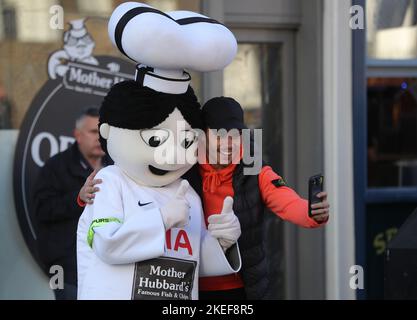 London, Großbritannien. 12.. November 2022. Ein Maskottchen für einen lokalen Fish and Chip Shop posiert für ein Foto während des Premier League-Spiels im Tottenham Hotspur Stadium, London. Bildnachweis sollte lauten: Paul Terry/Sportimage Kredit: Sportimage/Alamy Live News Stockfoto