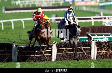 Drehbuchautor Paddy Brennan (weiß/rote Seide), der am zweiten Tag des November-Treffens auf der Pferderennbahn in Cheltenham die Hürde für die JCB Triumph Trial Juvenile-Hürde erklickt. Bilddatum: Samstag, 12. November 2022. Stockfoto