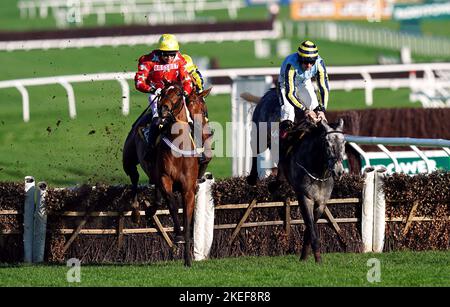 Drehbuchautor Paddy Brennan (weiß/rote Seide), der am zweiten Tag des November-Treffens auf der Pferderennbahn in Cheltenham die Hürde für die JCB Triumph Trial Juvenile-Hürde erklickt. Bilddatum: Samstag, 12. November 2022. Stockfoto