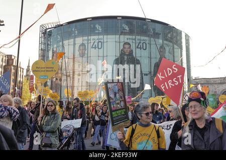 London/Großbritannien 12.. November 2022. Die Klimaprotesten ziehen in Solidarität mit dem Global Day of Action durch das Zentrum Londons. Aubrey Fagon/Alamy Live News Stockfoto