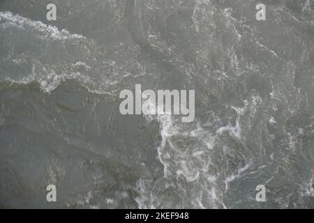 Schnell bewegendes Whisky-Wasser auf dem aktuellen Fluss Wellen im Fluss Stockfoto