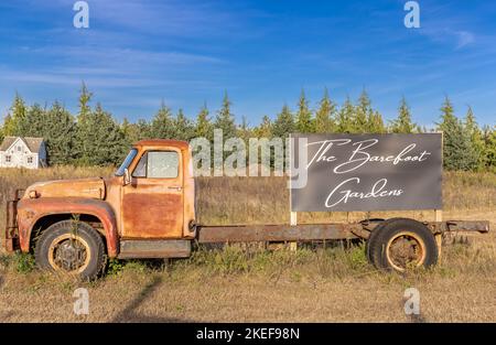 Ein alter Lastwagen, der die barfuß-Gärten anwirbt Stockfoto