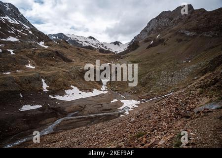 Die schneebedeckten Gipfel der Klippen unter einem bewölkten Himmel Stockfoto