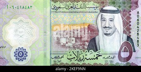 Großes Fragment des neuen Polymers 5 SAR Five Saudi Arabia riyals Cash Money Banknote Bill Serie 1441 AH verfügt über Shaybah Ölraffinerie in Rub' al Khal Stockfoto