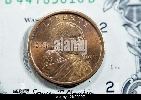 Die goldene Sacagawea-Dollar-Serie 2000, amerikanische 1-Dollar-Münze der Serie 2000 zeigt ein Profil von Sacagawea mit ihrem Kind Jean Baptiste Charbo Stockfoto