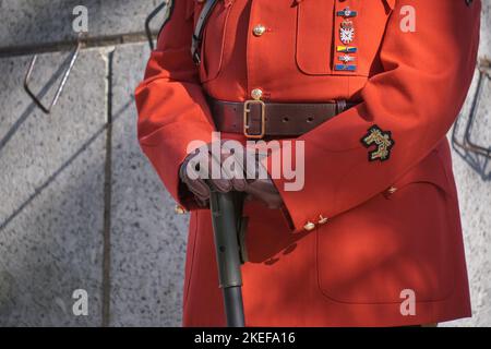 Halifax, Kanada. 11. November 2022. Nahaufnahme der Jacke des RCMP-Offiziers in der traditionellen roten Uniform stehend Wache Stockfoto