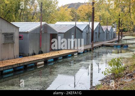 Auf Latsch Island in den Nebengewässern des Mississippi River in Winona, Minnesota, USA, gibt es eine Reihe alter Bootshäuser aus Aluminium oder Stahl. Stockfoto