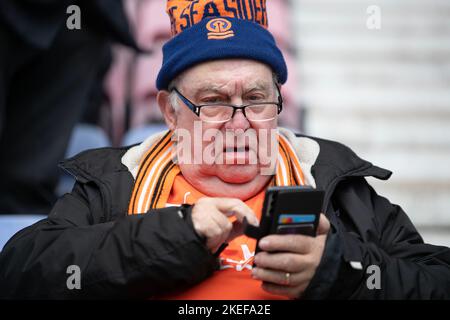 DW Stadium, Wigan am Samstag, 12.. November 2022. Blackpool FC-Fans beim Sky Bet Championship-Spiel zwischen Wigan Athletic und Blackpool im DW Stadium, Wigan, am Samstag, 12.. November 2022. (Kredit: Mike Morese | MI News) Kredit: MI News & Sport /Alamy Live News Stockfoto