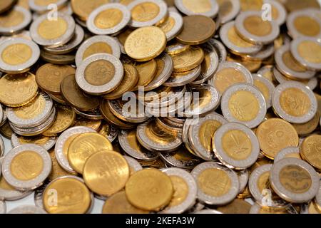 Große Menge an ägyptischen Münzen, Stapel von 1 EGP LE ein ägyptisches Pfund und ein halbes Pfund 50 fünfzig Piaster, Stapel von ägyptischen Währungshintergrund, Wirtschaft Stockfoto