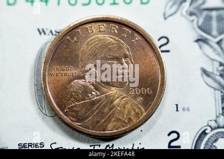 Die goldene Sacagawea-Dollar-Serie 2000, amerikanische 1-Dollar-Münze der Serie 2000 zeigt ein Profil von Sacagawea mit ihrem Kind Jean Baptiste Charbo Stockfoto