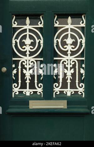 Details der grünen Haustür mit Jugendstil-Eisenwerk, Utrecht, Niederlande Stockfoto