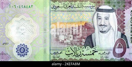 Großes Fragment des neuen Polymers 5 SAR Five Saudi Arabia riyals Cash Money Banknote Bill Serie 1441 AH verfügt über Shaybah Ölraffinerie in Rub' al Khal Stockfoto