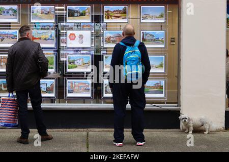 Ashford, Kent, Großbritannien. 12. November 2022. Einige Banken haben eine geringfügige Senkung der Hypothekenzinsen angekündigt. Blick durch das Fenster eines Immobilienmaklers in der Ashford High Street. Foto-Kredit: Paul Lawrenson /Alamy Live Nachrichten Stockfoto