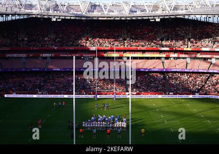 Samoa tritt vor dem Halbfinale der Rugby League im Emirates Stadium in London mit einer Siva Tau auf. Bilddatum: Samstag, 12. November 2022. Stockfoto