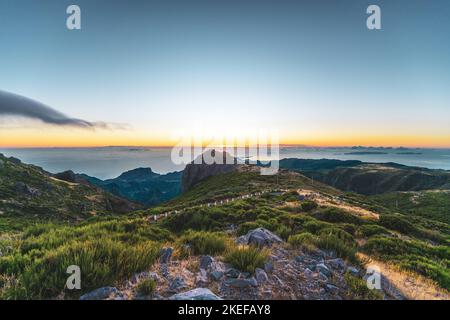 Beschreibung: Madeira Sonnenaufgang fotografiert von der wunderschönen Berglandschaft des Pico do Ariero. Pico do Arieiro, Madeira, Portugal, Europa. Stockfoto