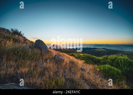 Beschreibung: Madeira Sonnenaufgang fotografiert von der wunderschönen Berglandschaft des Pico do Ariero. Pico do Arieiro, Madeira, Portugal, Europa. Stockfoto