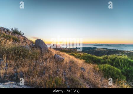 Beschreibung: Madeira Sonnenaufgang fotografiert von der wunderschönen Berglandschaft des Pico do Ariero. Pico do Arieiro, Madeira, Portugal, Europa. Stockfoto