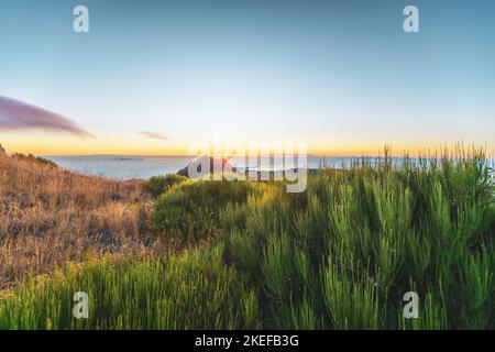 Beschreibung: Madeira Sonnenaufgang fotografiert von der wunderschönen Berglandschaft des Pico do Ariero. Pico do Arieiro, Madeira, Portugal, Europa. Stockfoto