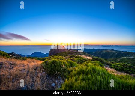 Beschreibung: Madeira Sonnenaufgang fotografiert von der wunderschönen Berglandschaft des Pico do Ariero. Pico do Arieiro, Madeira, Portugal, Europa. Stockfoto