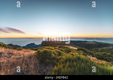 Beschreibung: Madeira Sonnenaufgang fotografiert von der wunderschönen Berglandschaft des Pico do Ariero. Pico do Arieiro, Madeira, Portugal, Europa. Stockfoto