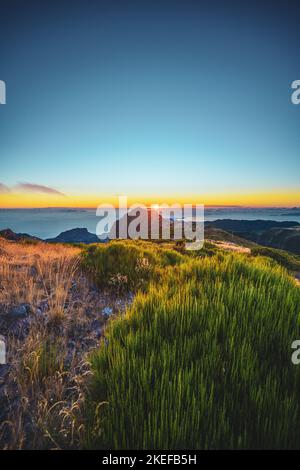 Beschreibung: Madeira Sonnenaufgang fotografiert von der wunderschönen Berglandschaft des Pico do Ariero. Pico do Arieiro, Madeira, Portugal, Europa. Stockfoto