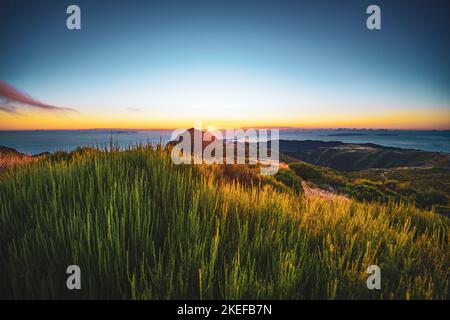 Beschreibung: Madeira Sonnenaufgang fotografiert von der wunderschönen Berglandschaft des Pico do Ariero. Pico do Arieiro, Madeira, Portugal, Europa. Stockfoto