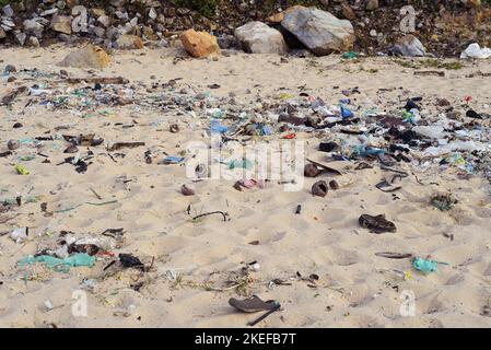 Schreckliche Aussicht auf den schmutzigen Strand in der Provinz Khanh Hoa Stockfoto