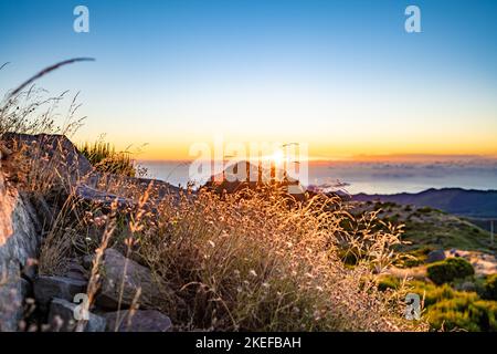 Beschreibung: Madeira Sonnenaufgang fotografiert von der wunderschönen Berglandschaft des Pico do Ariero. Pico do Arieiro, Madeira, Portugal, Europa. Stockfoto