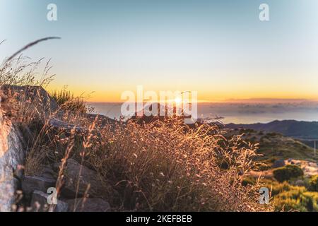 Beschreibung: Madeira Sonnenaufgang fotografiert von der wunderschönen Berglandschaft des Pico do Ariero. Pico do Arieiro, Madeira, Portugal, Europa. Stockfoto