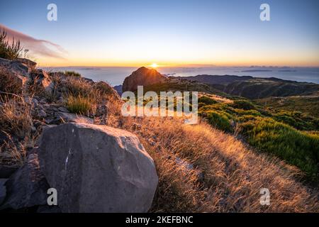 Beschreibung: Madeira Sonnenaufgang fotografiert von der wunderschönen Berglandschaft des Pico do Ariero. Pico do Arieiro, Madeira, Portugal, Europa. Stockfoto