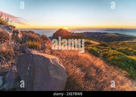 Beschreibung: Madeira Sonnenaufgang fotografiert von der wunderschönen Berglandschaft des Pico do Ariero. Pico do Arieiro, Madeira, Portugal, Europa. Stockfoto