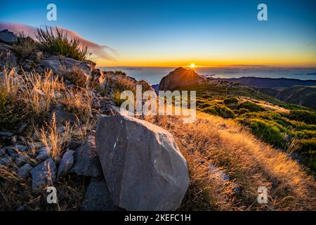 Beschreibung: Madeira Sonnenaufgang fotografiert von der wunderschönen Berglandschaft des Pico do Ariero. Pico do Arieiro, Madeira, Portugal, Europa. Stockfoto