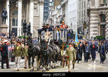 London, Großbritannien. 12.. November 2022. Der alljährliche Lord geht vom Mansion House durch die City of London, vorbei an der St. Paul's Cathedral, zum Royal Courts of Justice und zurück. Der Ratsherr Nichola Lyons fährt im goldenen Staatsbus und wird 694. zum Oberbürgermeister von London in einem Segen an der St. Paul's Cathedral. Kredit: Imageplotter/Alamy Live Nachrichten Stockfoto