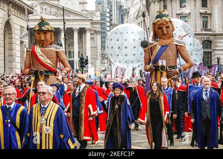 London, Großbritannien. 12.. November 2022. Gog und Magog - die alten Wächter der City of London - mit der Worshipful Company of Basketmakers. Der alljährliche Lord geht vom Mansion House durch die City of London, vorbei an der St. Paul's Cathedral, zum Royal Courts of Justice und zurück. Der Ratsherr Nichola Lyons fährt im goldenen Staatsbus und wird 694. zum Oberbürgermeister von London in einem Segen an der St. Paul's Cathedral. Kredit: Imageplotter/Alamy Live Nachrichten Stockfoto