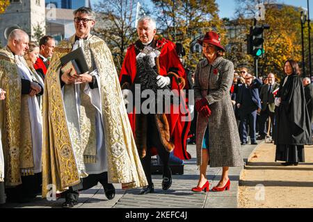 London, Großbritannien. 12.. November 2022. Der Ratsherr Nichola Lyons wird mit einem Segen bei St. Paul's zum neuen Oberbürgermeister. Die jährliche Lord Mayor's Show geht vom Mansion House durch die City of London, vorbei an der St. Paul's Cathedral, zum Royal Courts of Justice und zurück. Der Ratsherr Nichola Lyons fährt im goldenen Staatsbus und wird 694. zum Oberbürgermeister von London in einem Segen an der St. Paul's Cathedral. Kredit: Imageplotter/Alamy Live Nachrichten Stockfoto