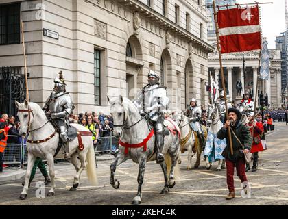 London, Großbritannien. 12.. November 2022. Mittelalterliche Reitgruppe Historic Equitation in Ritterrüstung auf Pferd für die Worshipful Company der Waffenschmiede und Brasiers. Der alljährliche Lord geht vom Mansion House durch die City of London, vorbei an der St. Paul's Cathedral, zum Royal Courts of Justice und zurück. Der Ratsherr Nichola Lyons fährt im goldenen Staatsbus und wird 694. zum Oberbürgermeister von London in einem Segen an der St. Paul's Cathedral. Kredit: Imageplotter/Alamy Live Nachrichten Stockfoto