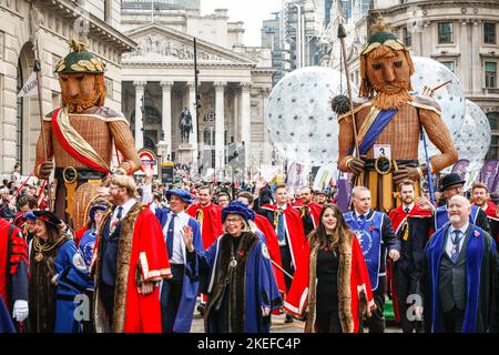 London, Großbritannien. 12.. November 2022. Gog und Magog - die alten Wächter der City of London - mit der Worshipful Company of Basketmakers. Der alljährliche Lord geht vom Mansion House durch die City of London, vorbei an der St. Paul's Cathedral, zum Royal Courts of Justice und zurück. Der Ratsherr Nichola Lyons fährt im goldenen Staatsbus und wird 694. zum Oberbürgermeister von London in einem Segen an der St. Paul's Cathedral. Kredit: Imageplotter/Alamy Live Nachrichten Stockfoto