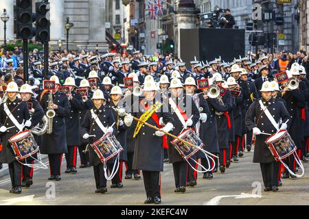 London, Großbritannien. 12.. November 2022. Der alljährliche Lord geht vom Mansion House durch die City of London, vorbei an der St. Paul's Cathedral, zum Royal Courts of Justice und zurück. Der Ratsherr Nichola Lyons fährt im goldenen Staatsbus und wird 694. zum Oberbürgermeister von London in einem Segen an der St. Paul's Cathedral. Kredit: Imageplotter/Alamy Live Nachrichten Stockfoto