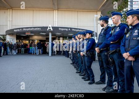 Die Abbildung zeigt einen Wächter des Huhns für den Polizisten, der am vergangenen Donnerstag bei einem Messer-Angriff verletzt wurde, als er das Krankenhaus verlässt, UZ Jette, Samstag, 12. November 2022. BELGA FOTO HATIM KAGHAT Stockfoto