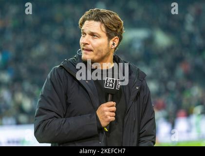 Sport, Fußball, Bundesliga, 2022/2023, Borussia Mönchengladbach vs. BVB Borussia Dortmund 4-2, Stadion Borussia Park, Headcoach Edin Terzic (BVB) im Interview mit dem DAZN verbieten DIE DFL-VORSCHRIFTEN DIE VERWENDUNG VON FOTOS ALS BILDSEQUENZEN UND/ODER QUASI-VIDEO Stockfoto