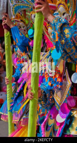 Die lächelnden Masken waren eine Erklärung der Menschen in Bacolod City, dass sie die Herausforderungen und Tragödien, die sie sind, durchziehen und überleben werden... Stockfoto