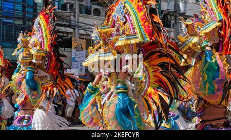 Die lächelnden Masken waren eine Erklärung der Menschen in Bacolod City, dass sie die Herausforderungen und Tragödien, die sie sind, durchziehen und überleben werden... Stockfoto