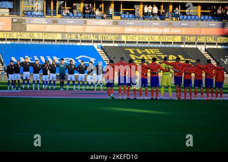 Huddersfield-Spieler beobachten vor dem Sky Bet Championship-Spiel Huddersfield Town gegen Swansea City eine Schweigeminute im John Smith's Stadium, Huddersfield, Großbritannien, 12.. November 2022 (Foto by Conor Molloy/News Images) Stockfoto