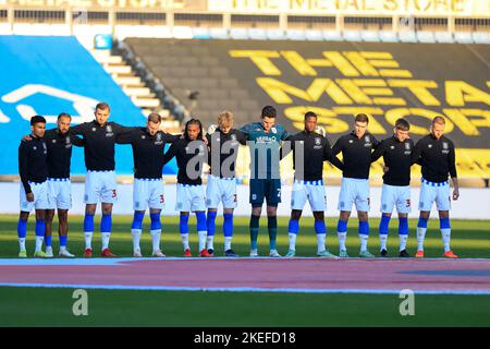 Huddersfield-Spieler beobachten vor dem Sky Bet Championship-Spiel Huddersfield Town gegen Swansea City eine Schweigeminute im John Smith's Stadium, Huddersfield, Großbritannien, 12.. November 2022 (Foto by Conor Molloy/News Images) Stockfoto