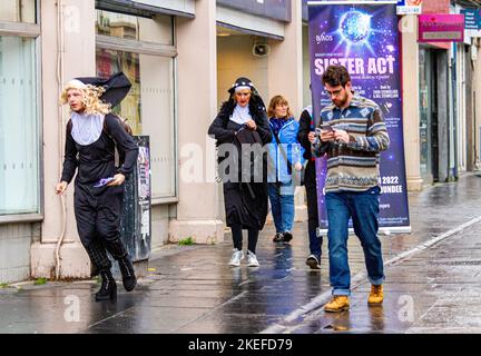 Dundee, Tayside, Schottland, Großbritannien. 12.. November 2022. Sister Act: The Broughty Opera, eine Amateuroperngesellschaft, präsentiert die Produktion von Sister Act, einer göttlichen musikalischen Komödie, die auf Joseph Howards gleichnamiger Hit-Film aus dem Jahr 1992 basiert. Die in Vollkostümen gekleideten Amateurschauspieler im gesamten Stadtzentrum werben für die musikalische Komödie, die vom 23. Bis 26. November 2022 im Gardyne Theatre von Dundee aufgeführt wird. Kredit: Dundee Photographics/Alamy Live Nachrichten Stockfoto