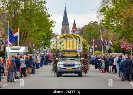 Viele Zuschauer an der jährlichen bloemencorso Glühlampe Blumenkorso in der hoofdstraat in der niederländischen Gemeinde Sassenheim. Am Samstag, den 13. April 2019. In Stockfoto