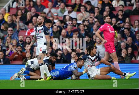 Der Samoa Ligi Sao taucht ein, um seinen Beiden beim Halbfinalspiel der Rugby League World Cup im Emirates Stadium in London den zweiten Versuch zu geben. Bilddatum: Samstag, 12. November 2022. Stockfoto